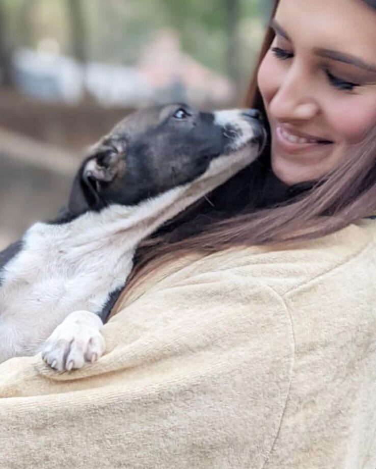 SO CUTE, Tara Sutaria welcomes an adorable guest on the set of Heropanti 2, See Pics - 2