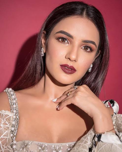 Vogue FACE OFF: Jasmin Bhasin VS Shruti Haasan: Who Looks Better In Jewel Embellished Mini Dress? - 6