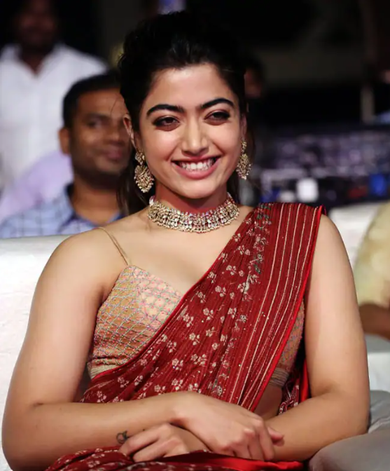 Want To Flaunt Your Hourglass Figure In Sensuous Blouse Designs? Do It Right Way Like Rashmika Mandanna - 4