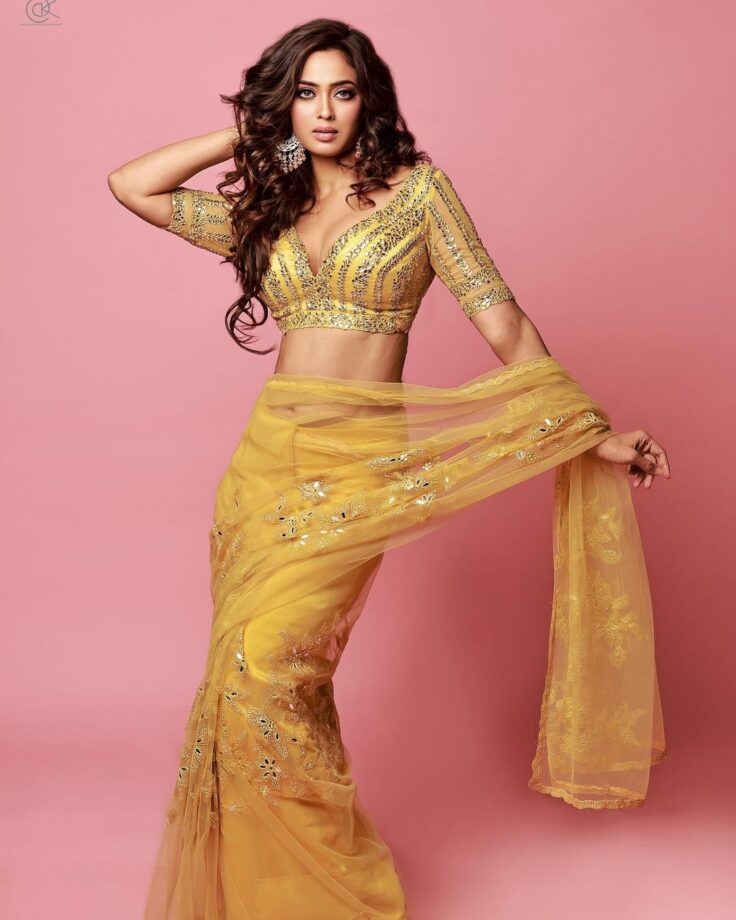 What A Beauty! This Is How Shweta Tiwari Bewitches In Yellow Saree - 3