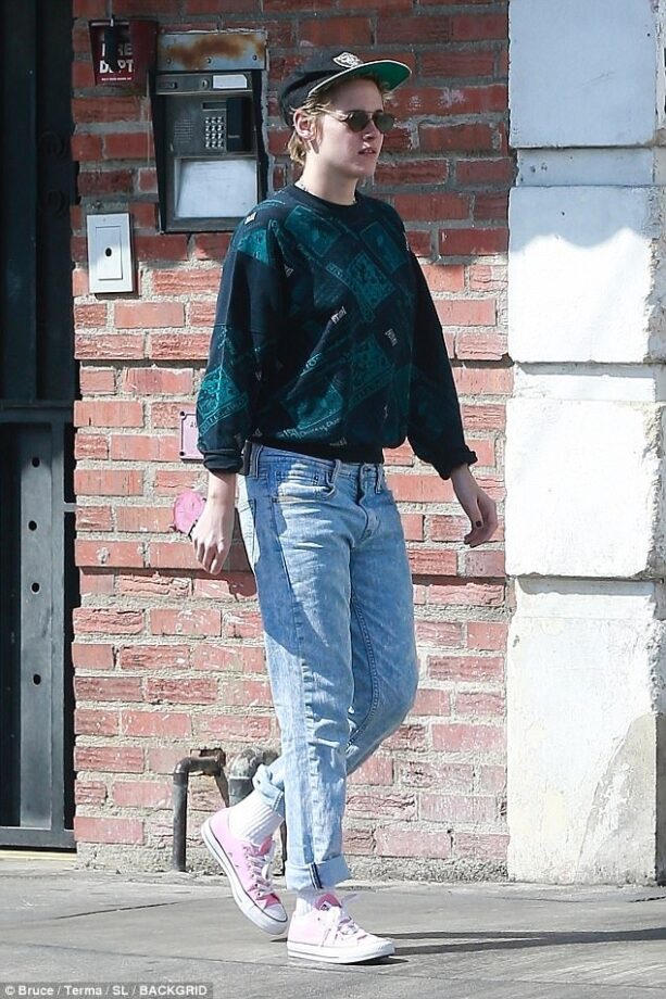 5 Times Kristen Stewart Has Proven That Mom Jeans Can Never Go Wrong For A Day Out! - 2