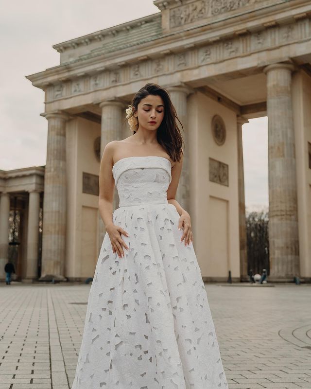 Alia Bhatt sets the temperature soaring in off-shoulder white gown, Anushka Sharma and Ananya Panday are in awe - 1