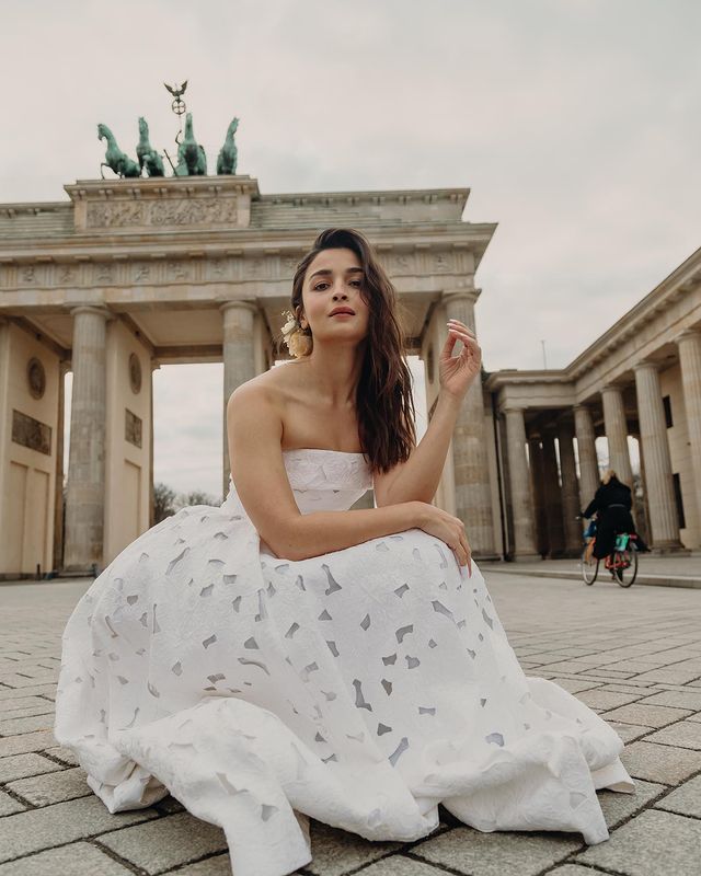 Alia Bhatt sets the temperature soaring in off-shoulder white gown, Anushka Sharma and Ananya Panday are in awe - 2