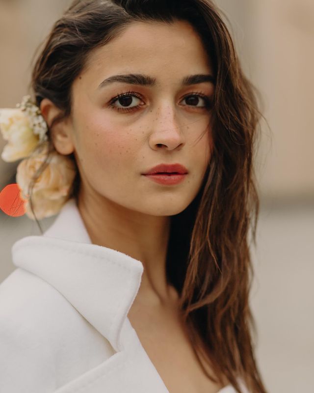 Alia Bhatt sets the temperature soaring in off-shoulder white gown, Anushka Sharma and Ananya Panday are in awe - 3