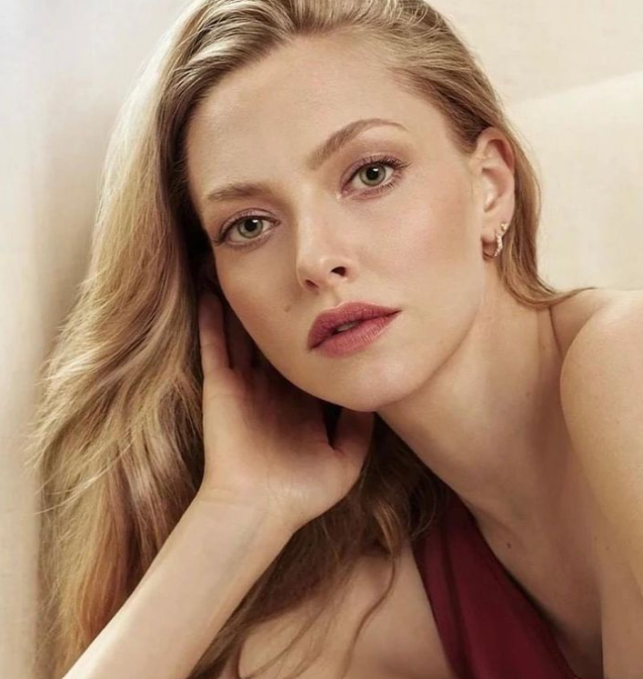 Amanda Seyfried Looks Like A Dream While Soaking Up Skin In Golden Hour - 2