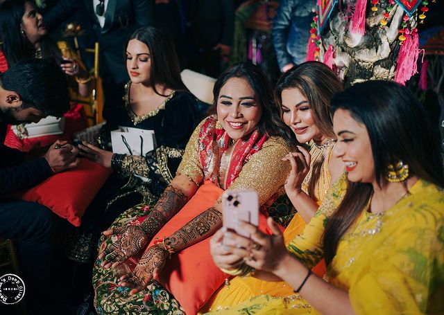 Bigg Boss 15 contestants Akshara Singh, Himanshi Khurana, Donal Bisht, Rakhi Sawant, and Shefali Bagga groove at Afsana Khan’s mehendi and haldi ceremonies, see pictures - 8