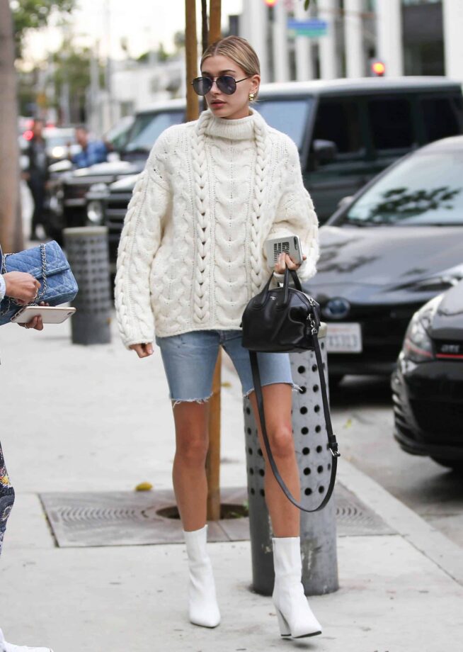 Check Out 10 Sizzling Outfits Worn By Hailey Baldwin That Prove She Loves To Play With Fashion Trends - 4