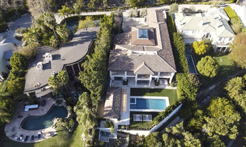 A Glimpse Inside Chris Pratt’s Pacific Palisades Mansion: Know Its Worth - 2