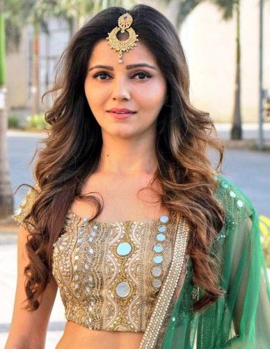 Easy & effortless hairstyles that are perfect for your next getaway: Take cues from Rubina Dilaik - 2