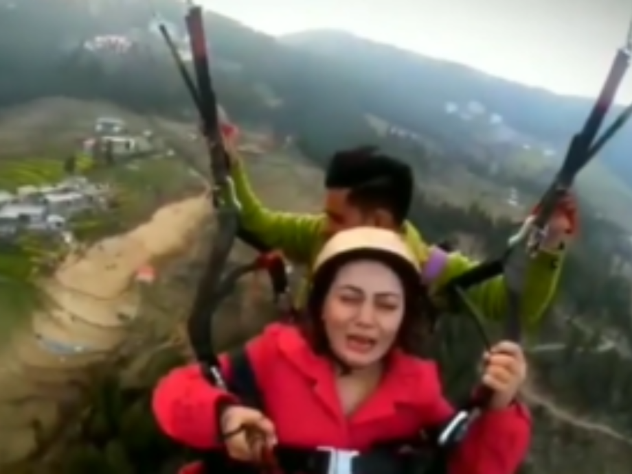 LOL: A Funny Video Of A Woman Shouting She Doesn’t Want To Try Paragliding Is Making A Lot Of Noise On The Internet - 1