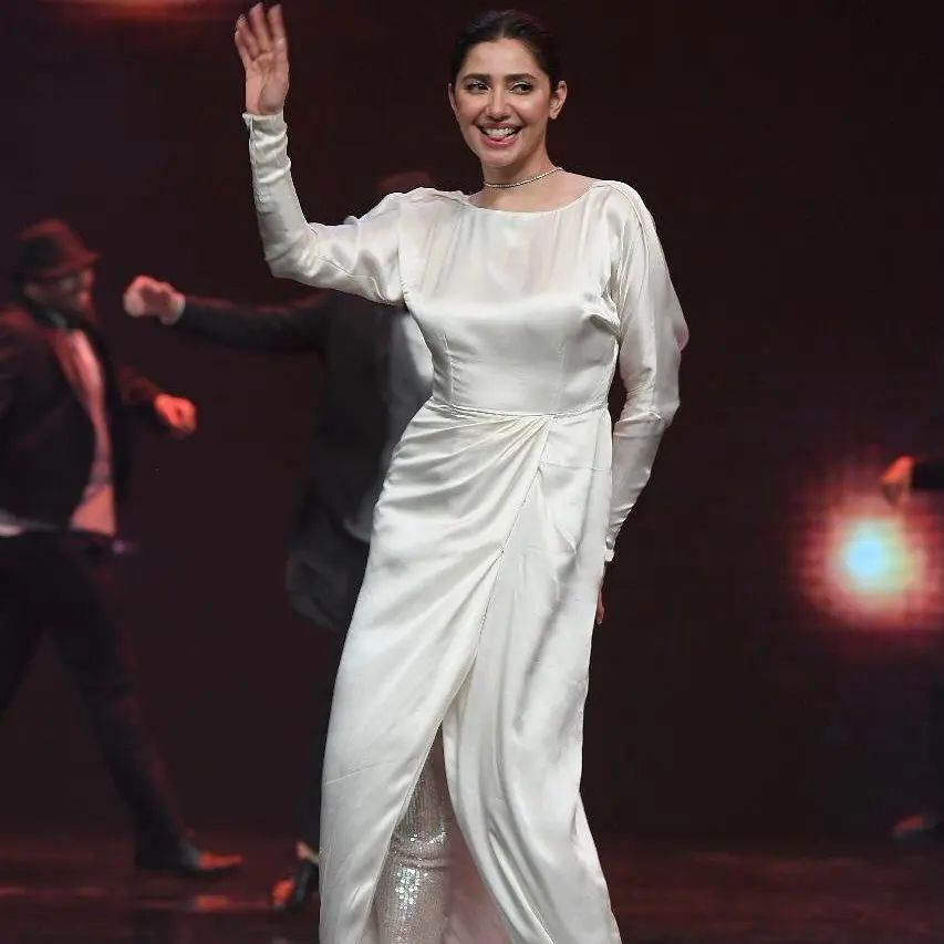 Mahira Khan Receives Criticism As She Tries Sensuous Backless Dress - 1