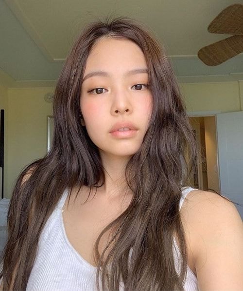 Oh So Pretty: Blackpink Jennie Is A Vision To Behold In Nude Lipsticks, Take Cues - 2