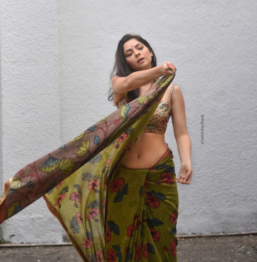 PICS: Marathi Actress Sonali Kulkarnee Has Left Us Speechless In Stunning Green Saree And Attractive Poses 795816