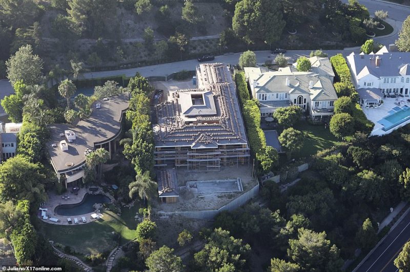 A Glimpse Inside Chris Pratt’s Pacific Palisades Mansion: Know Its Worth - 0