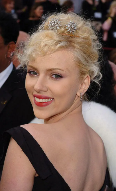 Scarlett Johansson’s Updo Hairstyles We Loved The Most - 1