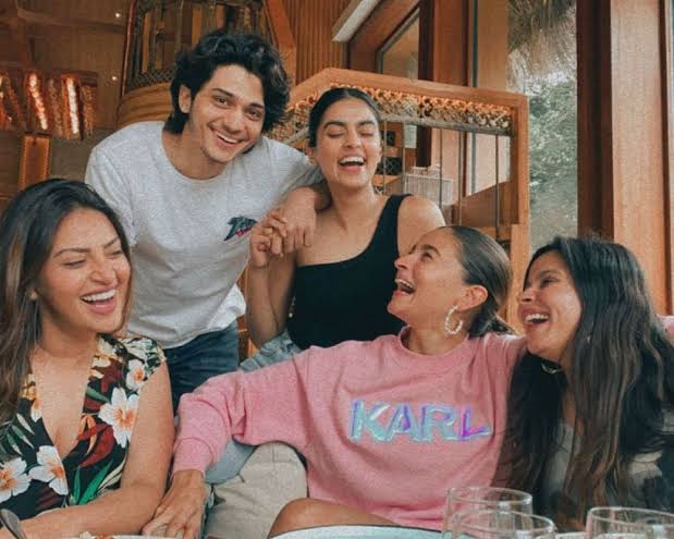 Alia Bhatt And Her Friends Is What We Want Our Group To Look Like, Check These Pictures - 1