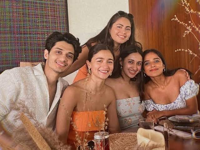 Alia Bhatt And Her Friends Is What We Want Our Group To Look Like, Check These Pictures - 0