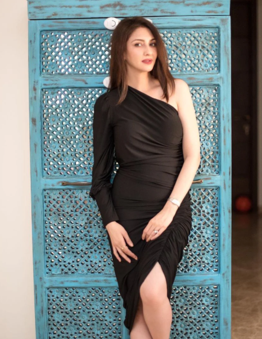 Aww-Some: Saumya Tandon Shows Off Her Flawless Figure In These Bodycon Dresses, See Pics - 2