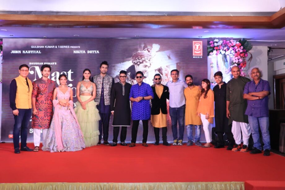 Bhushan Kumar releases Jubin Nautiyal and Nikita Dutta’s ‘Mast Nazron Se’ with traditional Indian wedding vibe - 2