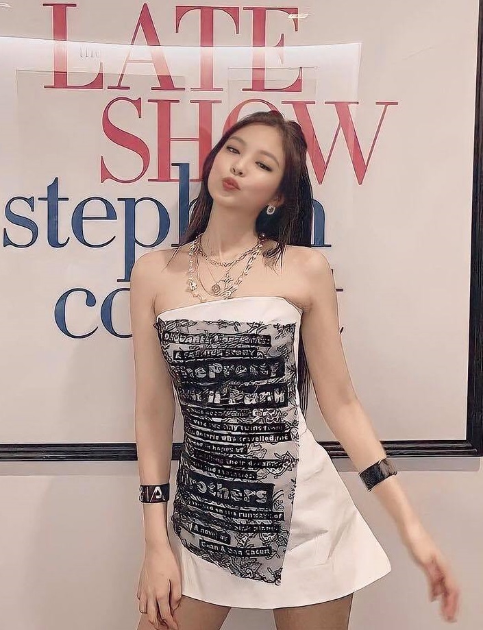 Blackpink Jennie Knows How To Look Stunning In Strapless Dresses, Check Out These Looks - 3