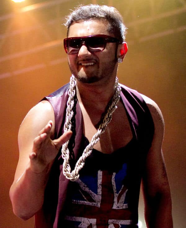 Fashion Tip: Here’s How Yo Yo Honey Singh Styles Metal Chains To Achieve A Stylish Look! - 4