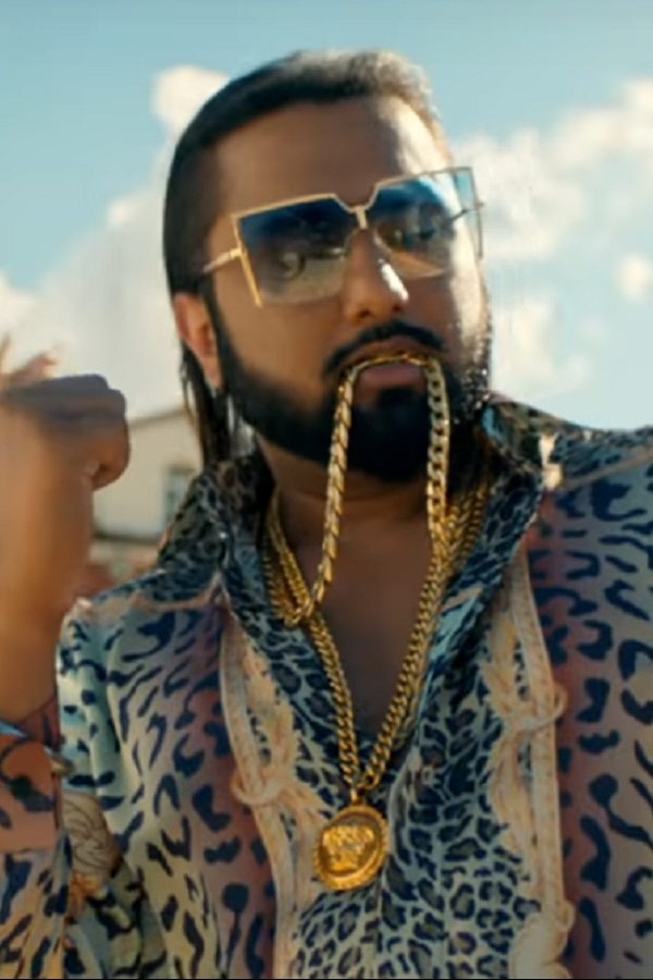 Fashion Tip: Here’s How Yo Yo Honey Singh Styles Metal Chains To Achieve A Stylish Look! - 2