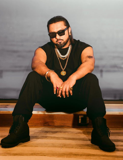 Fashion Tip: Here’s How Yo Yo Honey Singh Styles Metal Chains To Achieve A Stylish Look! - 3