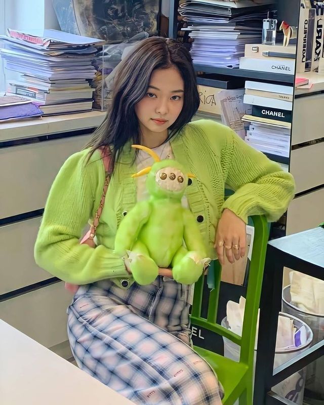 From Cozy To Classy: Here’s A Proof That BLACKPINK’s Jennie Approves Of Green Outfits - 2