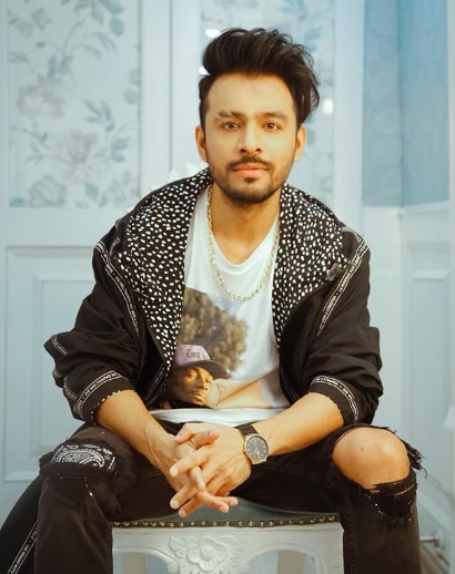 Here Are Some Inspiring Shirts Worn By Music Sensation Tony Kakkar - 3