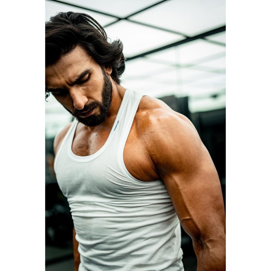 Insanely Hot: Ranveer Singh flaunts his muscles in latest gym pictures, girls can’t stop crushing - 1