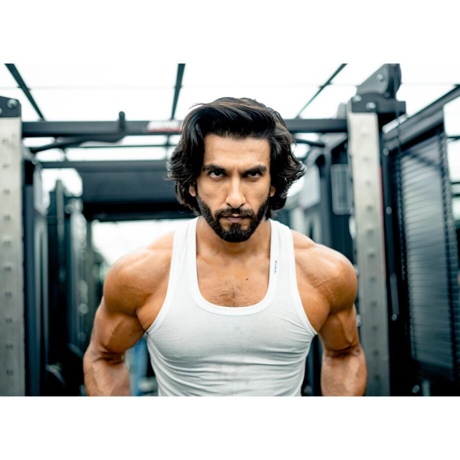 Insanely Hot: Ranveer Singh flaunts his muscles in latest gym pictures, girls can’t stop crushing - 2