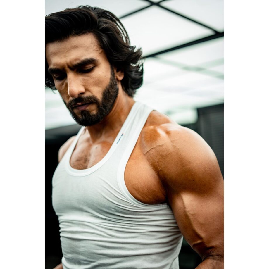 Insanely Hot: Ranveer Singh flaunts his muscles in latest gym pictures, girls can’t stop crushing - 3