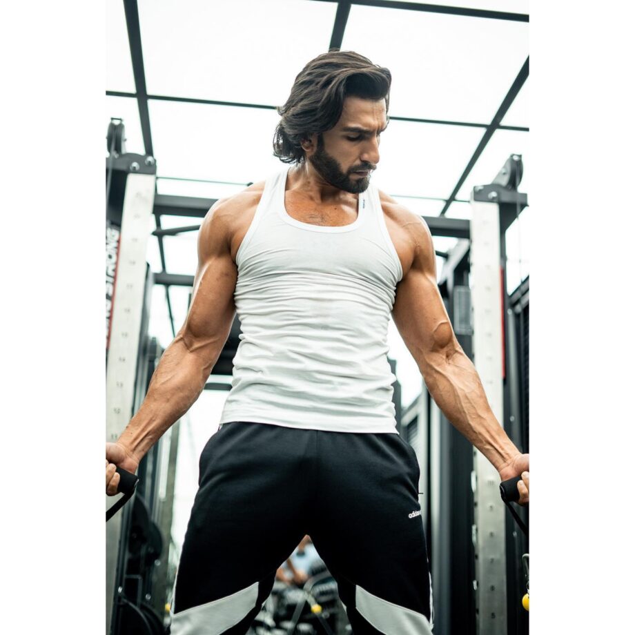 Insanely Hot: Ranveer Singh flaunts his muscles in latest gym pictures, girls can’t stop crushing - 0