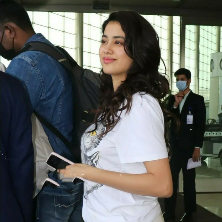 Janhvi Kapoor Ways To Slay The Airport Look: See Pics - 1