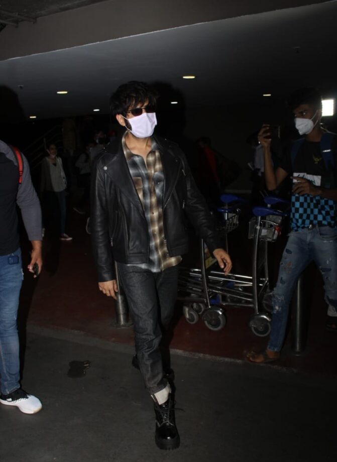 Kartik Aaryan Airport Fashion Game Is Stronger Than Anyone Else, Take A Look - 0