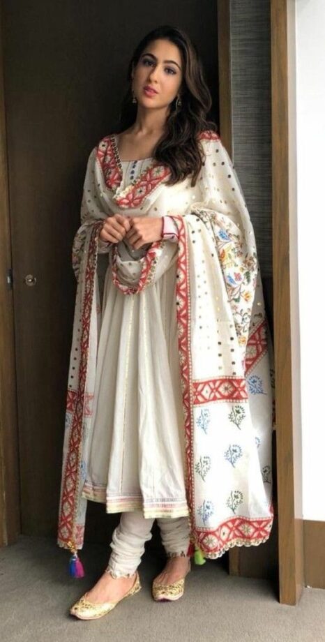 Sara Ali Khan And Her Simplicity, Take A Look At These Indian Outfits She Slew In - 2