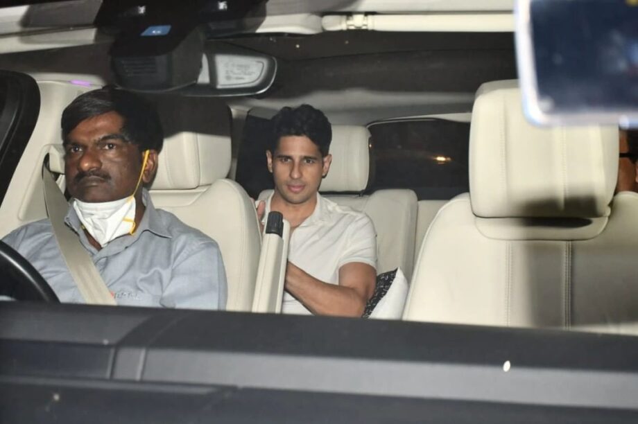 Shweta Bachchan’s birthday bash: Sidharth Malhotra, Gauri Khan, Aryan Khan, Ananya Panday, Karan Johar and Shanaya Kapoor arrive in style - 2