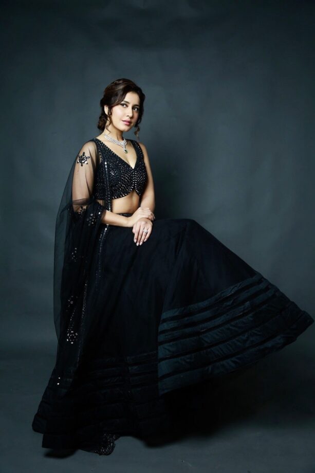 South Diva Raashi Khanna Looks Drop Dead Gorgeous In An All-Black Outfit - 2