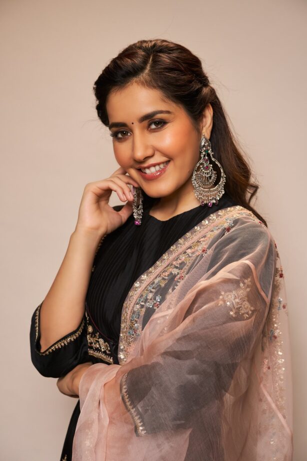 South Diva Raashi Khanna Looks Drop Dead Gorgeous In An All-Black Outfit - 3