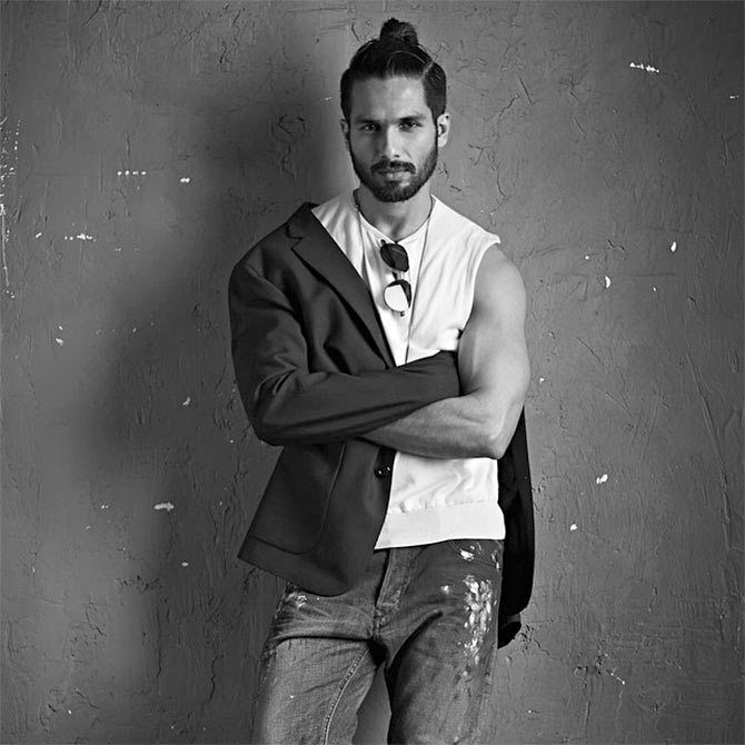 Take Some Pointers From Bollywood Stars Like Shahid Kapoor And Ranveer Singh And Flaunt Man Bun - 0