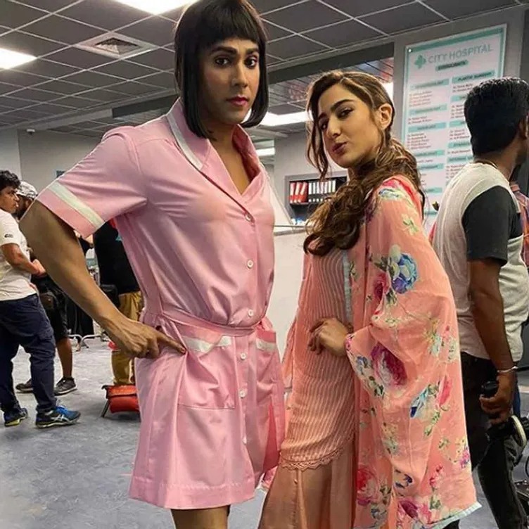 Varun Dhawan In A Female Attire: Poses With Sara Ali Khan - 1