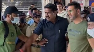 Watch: Superstar Akshay Kumar spotted boarding train in Mumbai for travel, fans go crazy