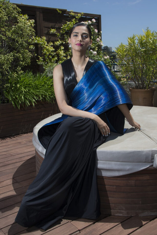 Who Looks Better In A Blue Metallic Saree: Sonam Kapoor Or Malaika Arora? - 1