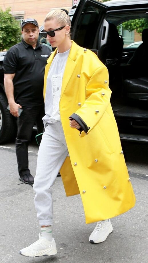 5 Instances When Hailey Bieber Slew It In All-Yellow Ensembles - 3