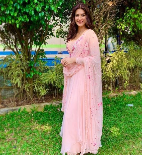 Alia Bhatt In Green Or Kriti Sanon In Pink: Who Pulled Off ‘Pretty In Pastel’ Look In Ethnic Wear? - 1