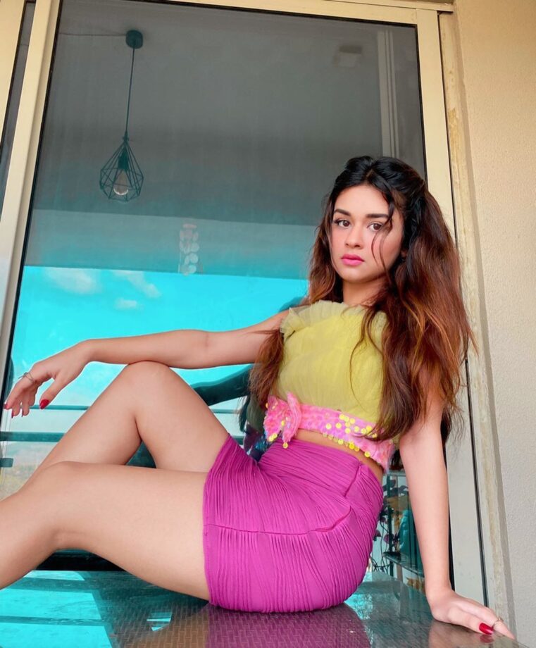 Avneet Kaur’s Top 10 Vacation Looks In Mini Skirts, See Stunning Pictures - 3