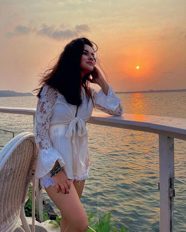 Avneet Kaur’s Top 10 Vacation Looks In Mini Skirts, See Stunning Pictures - 8