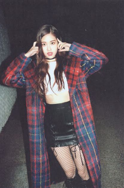 BLACKPINK Rose Maintains A High Profile In These Plaid Dresses - 0