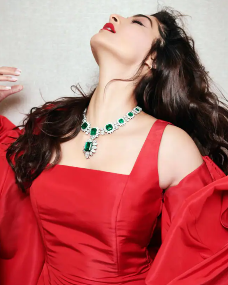 Emerald Green Jewellery Moments Of Sonam Kapoor, Check Out These Neck Pieces - 1