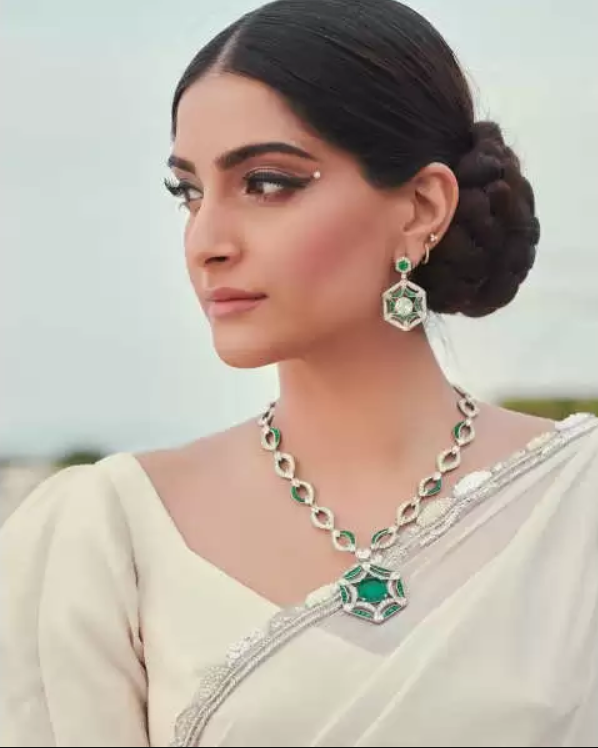 Emerald Green Jewellery Moments Of Sonam Kapoor, Check Out These Neck Pieces - 2